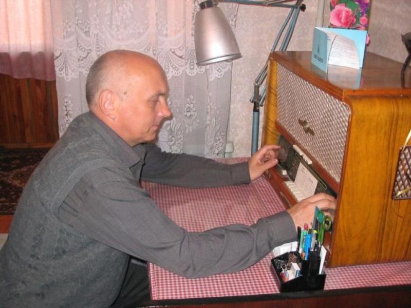 Alexander Vladmirovich tuning a 50-year old Soviet radio from Ukraine 